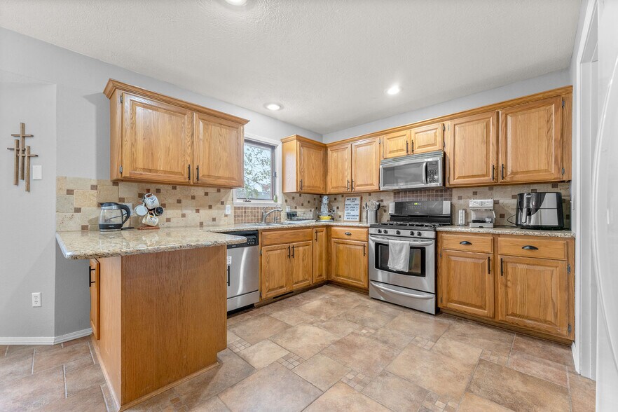 Kitchen - 3668 W El Castile St
