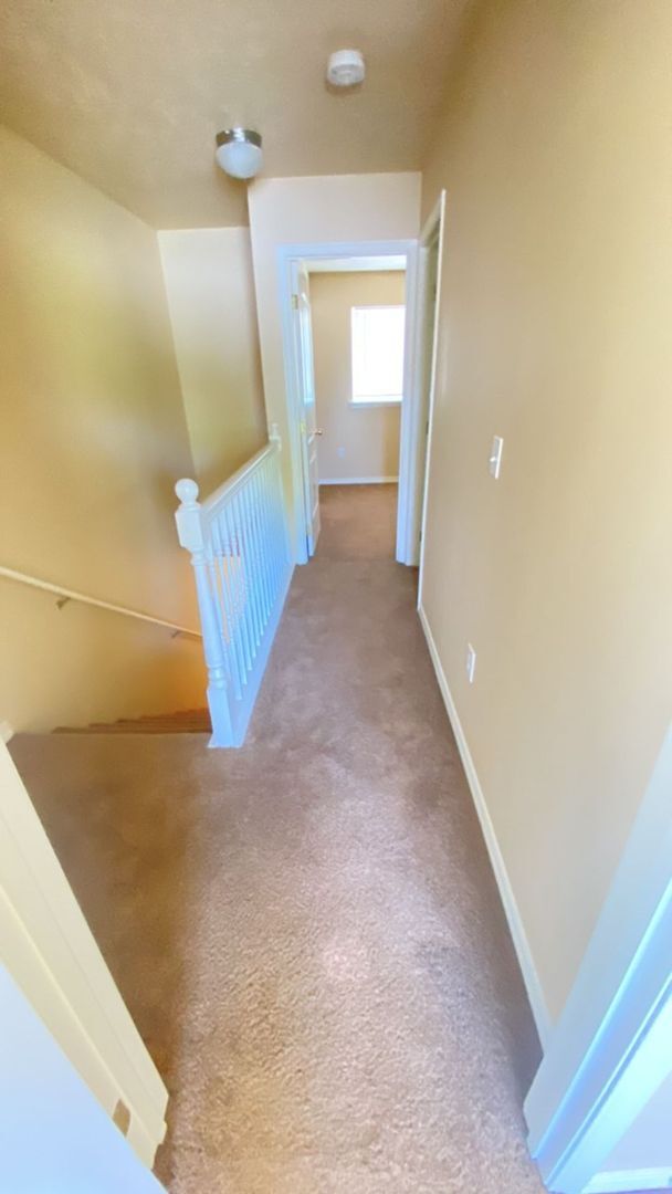 Building Photo - Townhome In A Great Location