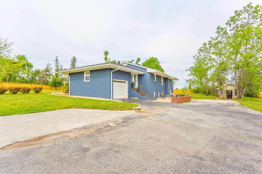 plenty of parking - 8011 Shallowford Rd