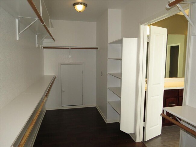 Building Photo - 4008 Sable Oaks Dr