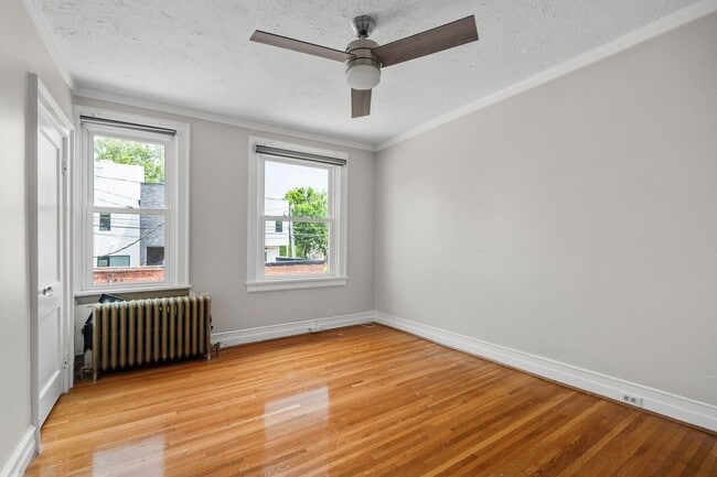 Building Photo - Beautiful Renovated 3 Bedroom 2.5 Bath off...