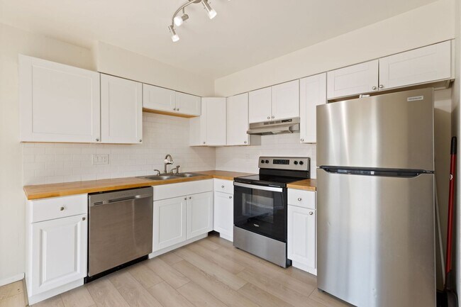 Building Photo - 4 bedroom with large backyard