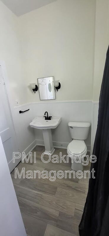 Building Photo - 431 W Ash St