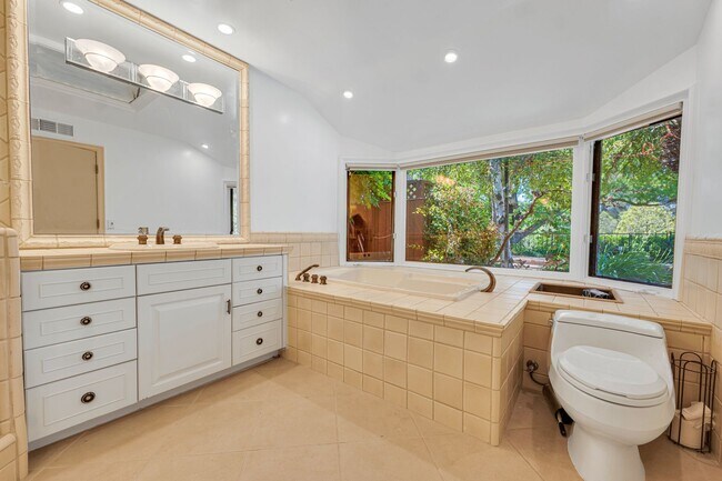 Building Photo - Perfect Entertaining Family Home with Larg...