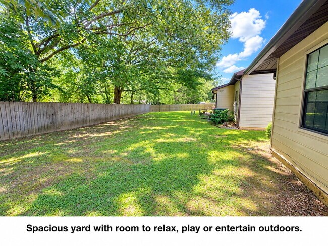 Building Photo - End Unit 2BR/2BA One-Level Condo with Screened Porch in Powder Springs