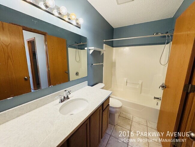 Building Photo - 2016 Parkway Ave
