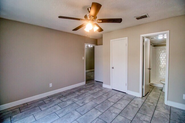 Building Photo - 6393 S Briar Bayou Dr