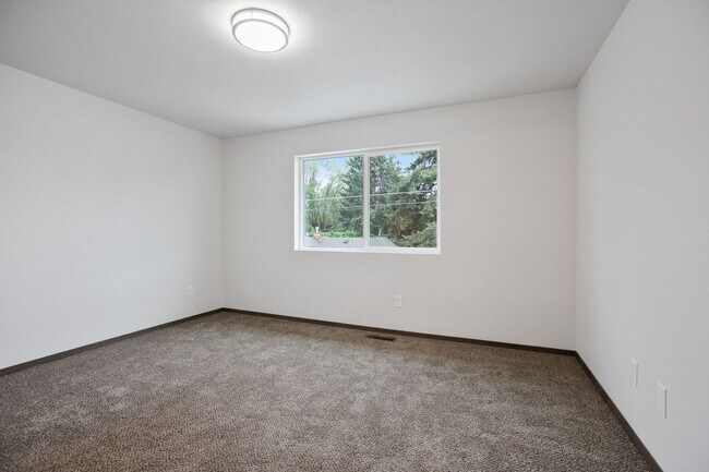 Building Photo - 3 bedroom 2.5 bathroom End Unit Modern Tow...