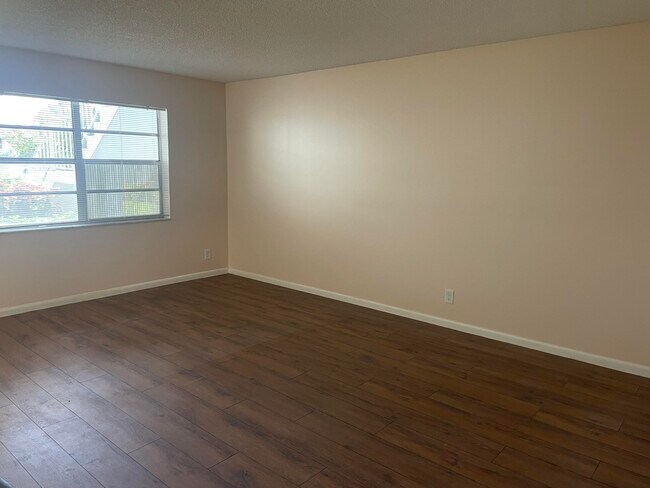 Building Photo - 402 Monaco Ct