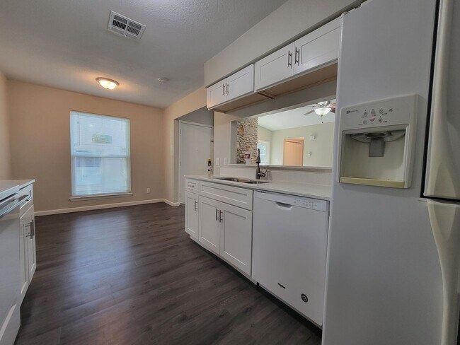 Building Photo - 907 Bird Creek Dr