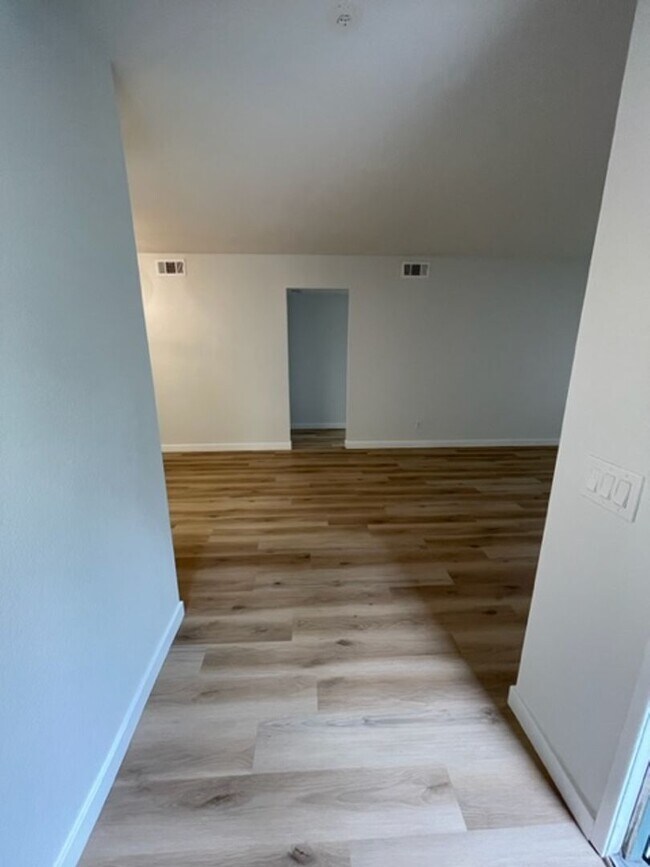 Building Photo - Large 2 Bedroom, 2 Bath Condo with 2 Parking and Community Pool