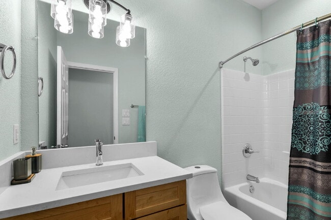 Building Photo - Fully Furnished 2-Bedroom, 2-Bathroom Duplex in Waco