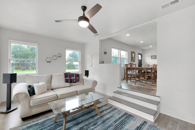 Building Photo - Charming 3-Bed home with 2.5 Baths in Fort Walton Beach – Your Ideal Coastal Retreat!