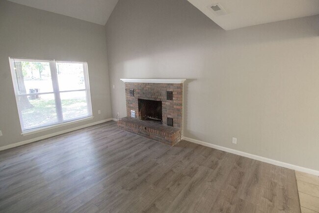 Building Photo - 1343 S Roseta Ave