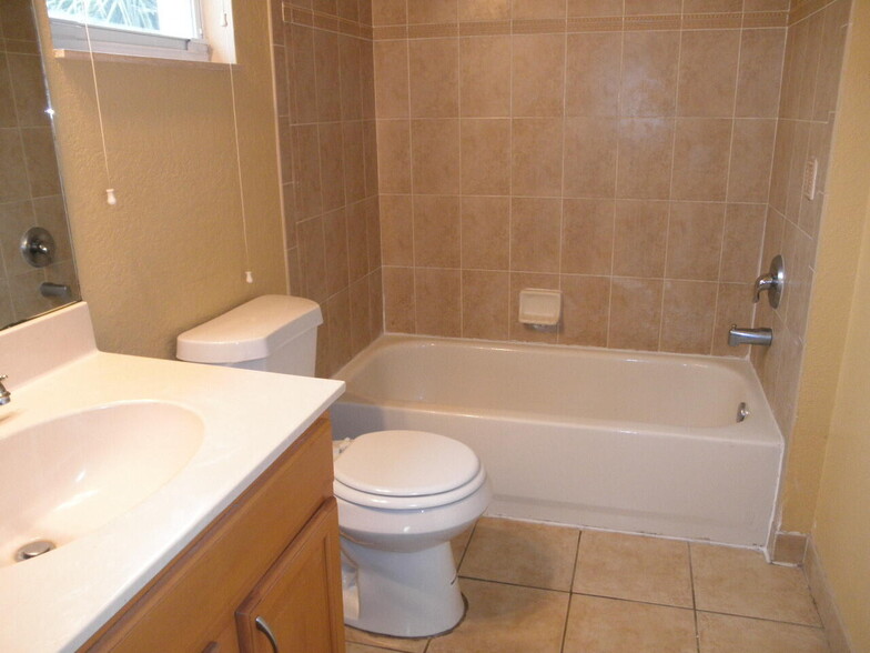 Building Photo - 888 Pipers Cay Dr
