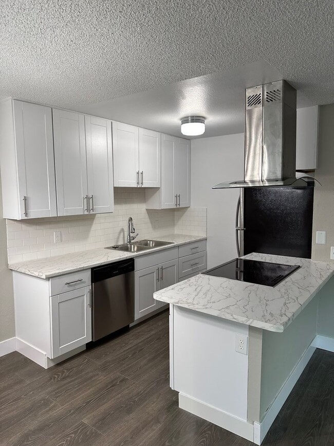 Building Photo - Updates 2 Bedroom Condo! Water+Garbage inc...