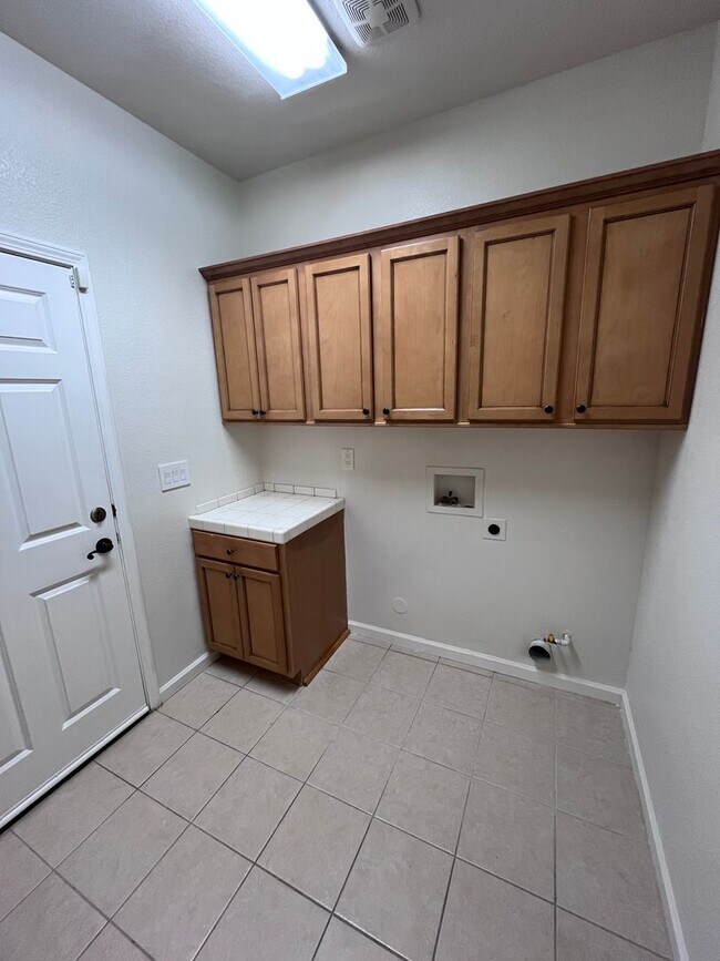Building Photo - NICE HOME IN ORANGEVALE!!