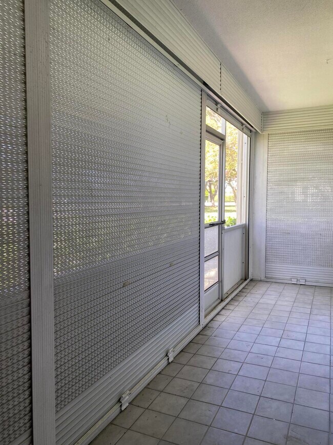 Building Photo - 256 Mansfield F