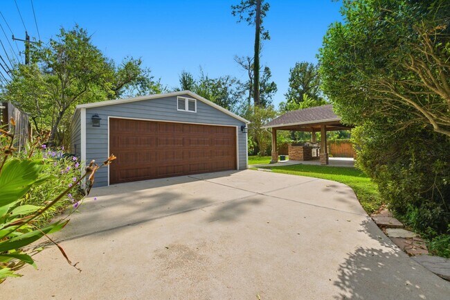Building Photo - 1320 Woodvine Dr