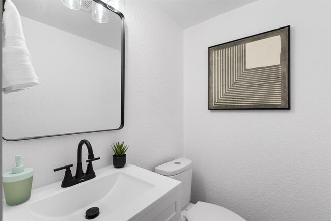 Building Photo - 1201 Southport Dr