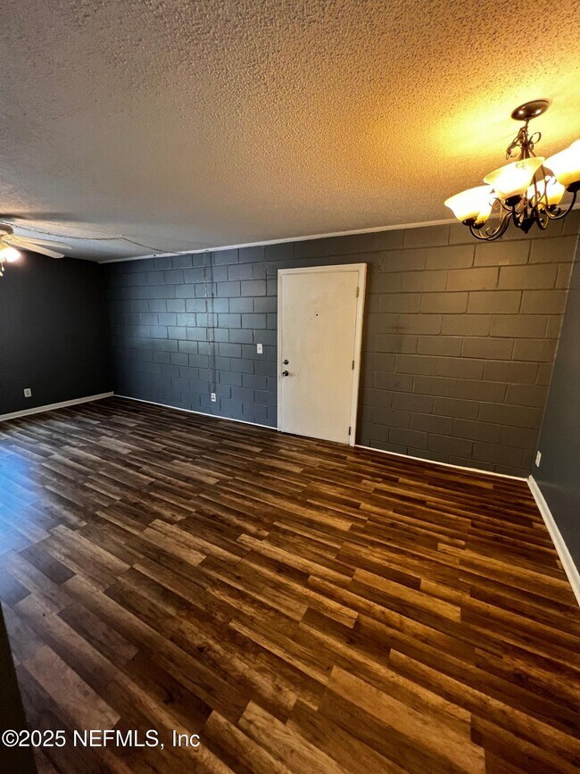 Building Photo - 4 8th Ave S