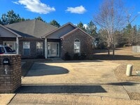 Building Photo - 3 bedroom 2 bathroom townhouse in Covington Villas