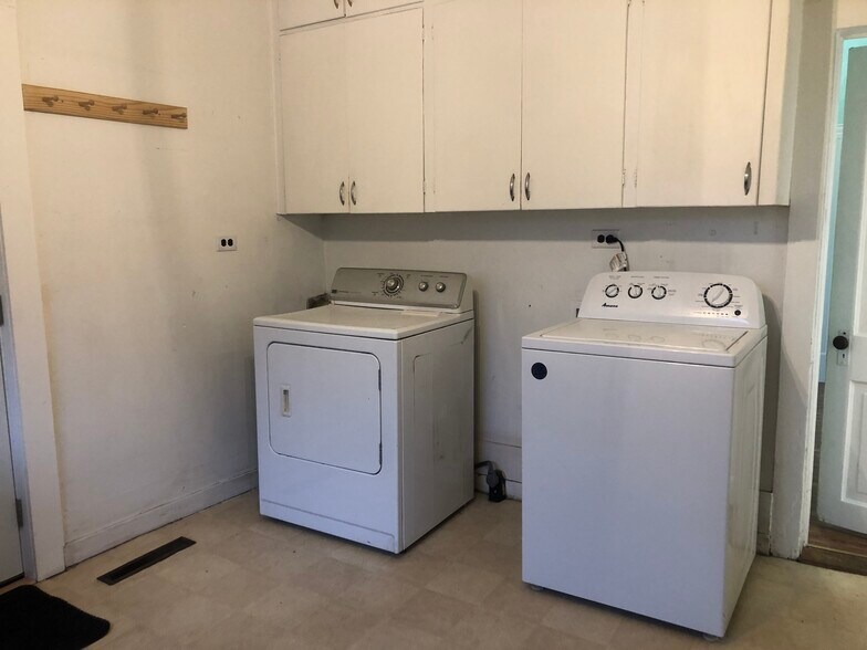 Building Photo - 320 SE High St