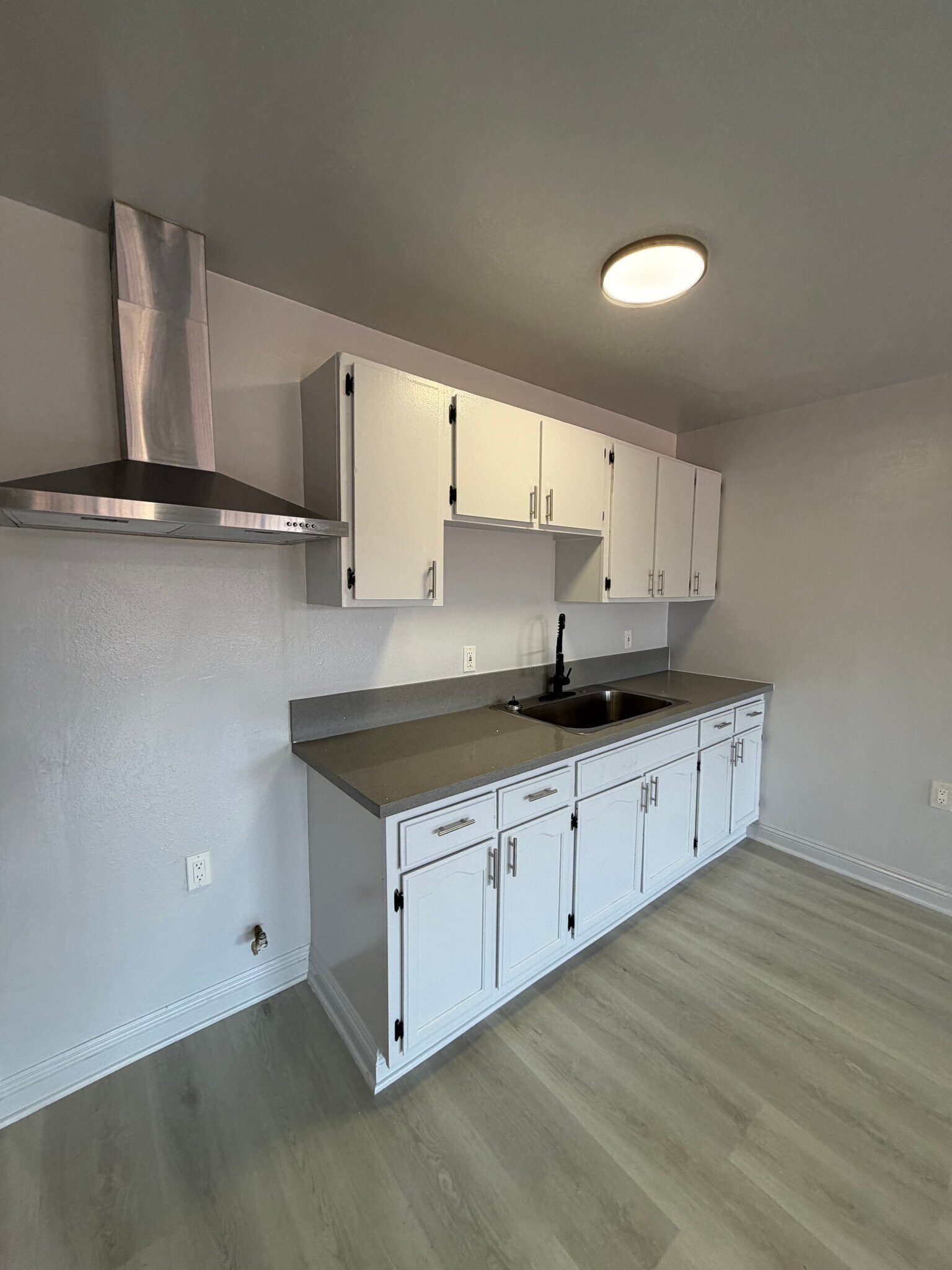 Building Photo - 4265 S Hoover St