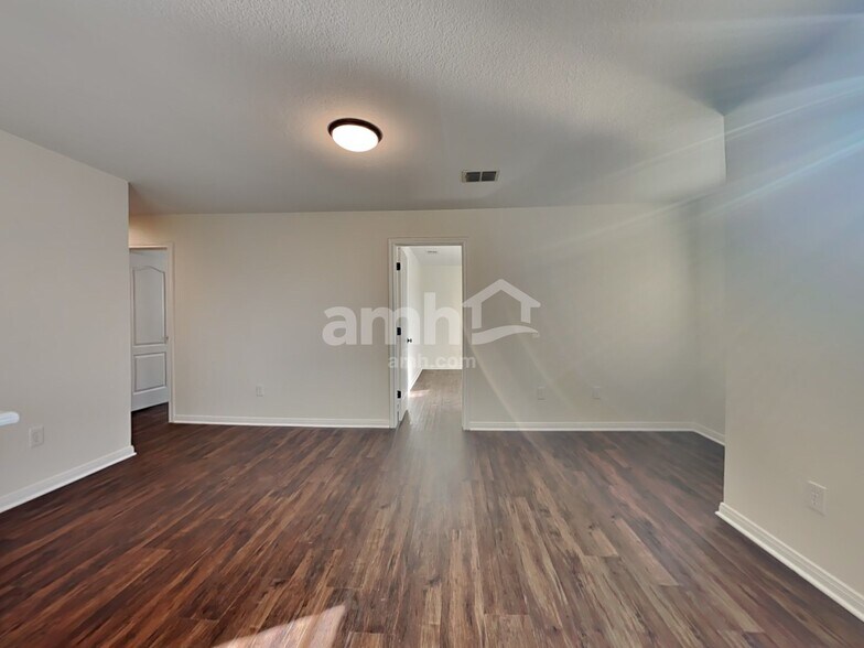 Building Photo - 1310 Laurel Lake