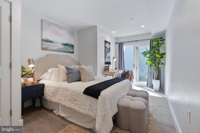 Building Photo - 210 Varnum St NW