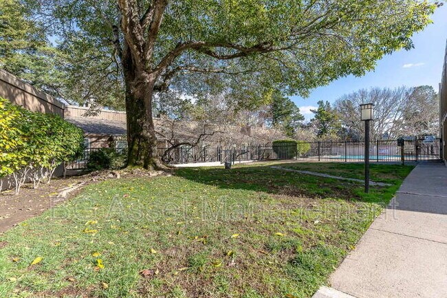 Building Photo - 2079 Ascot Dr