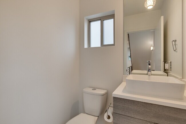 Building Photo - Modern Ballard 3 bedroom townhome for rent!