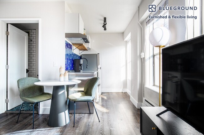 Building Photo - 104 Pine St