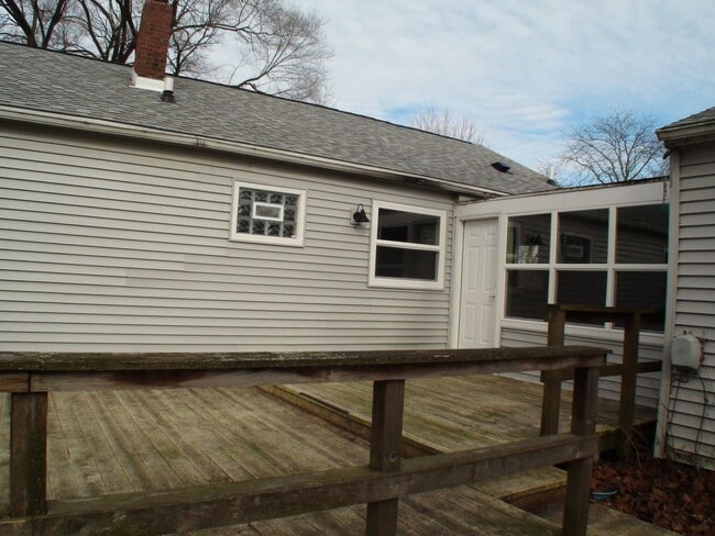Building Photo - Charming Home Near Hessel Park