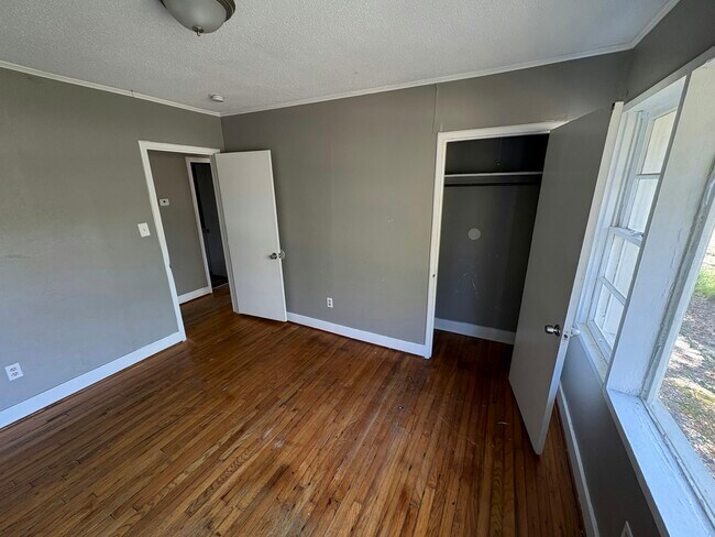 Building Photo - 704 S 22nd Ave