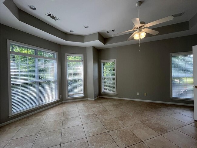 Building Photo - 704 Emerald Dr