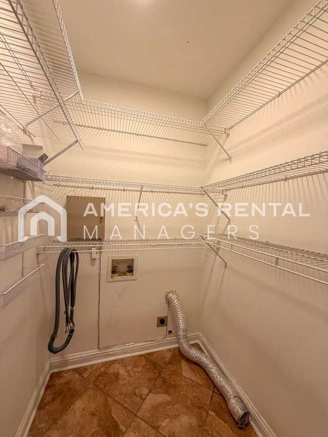 Building Photo - Spacious Five Bedroom Residence in Meadowbrook!