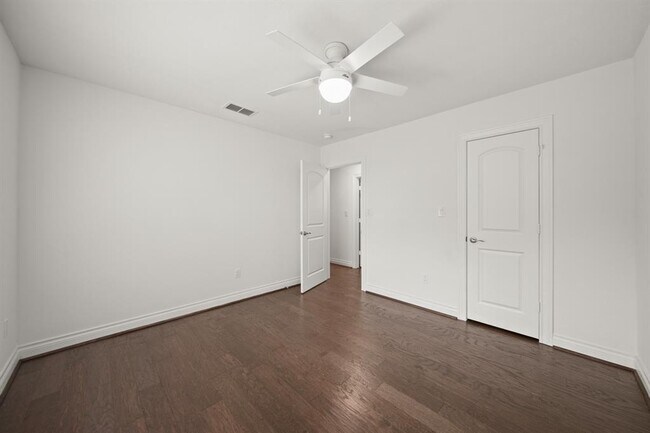 Building Photo - 4427 Sarong Dr
