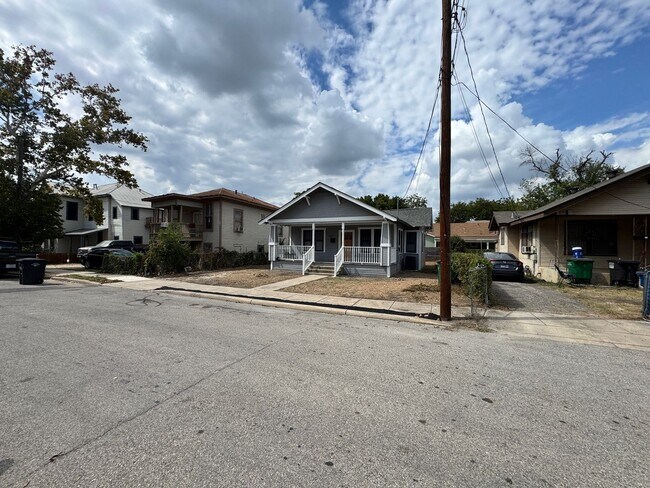 Building Photo - Move-In Ready & Recently Updated 2-Bedroom...