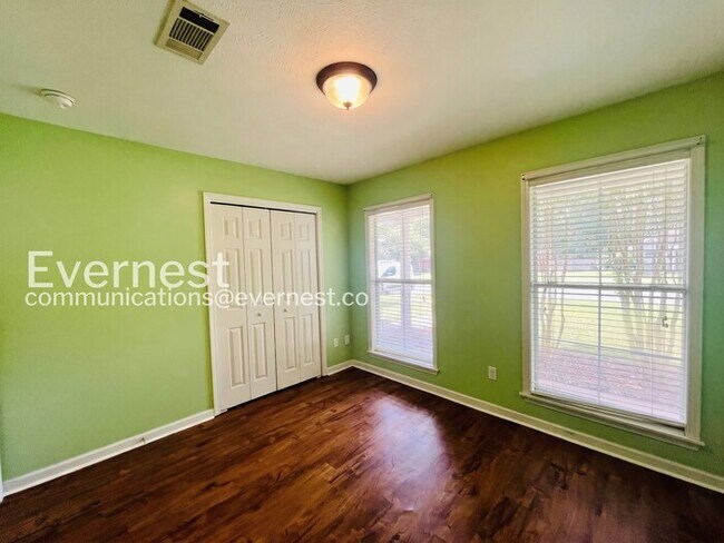 Building Photo - 3 Bed/2 Bath Home with Garage / Pet-Friendly / Vouchers Accepted / Available Now!