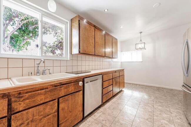 Building Photo - 2577 Gonzaga St