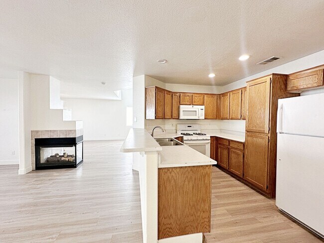 Building Photo - 4 BEDROOM WITH LOFT IN CUL DE SAC IN LONE MOUNTAIN