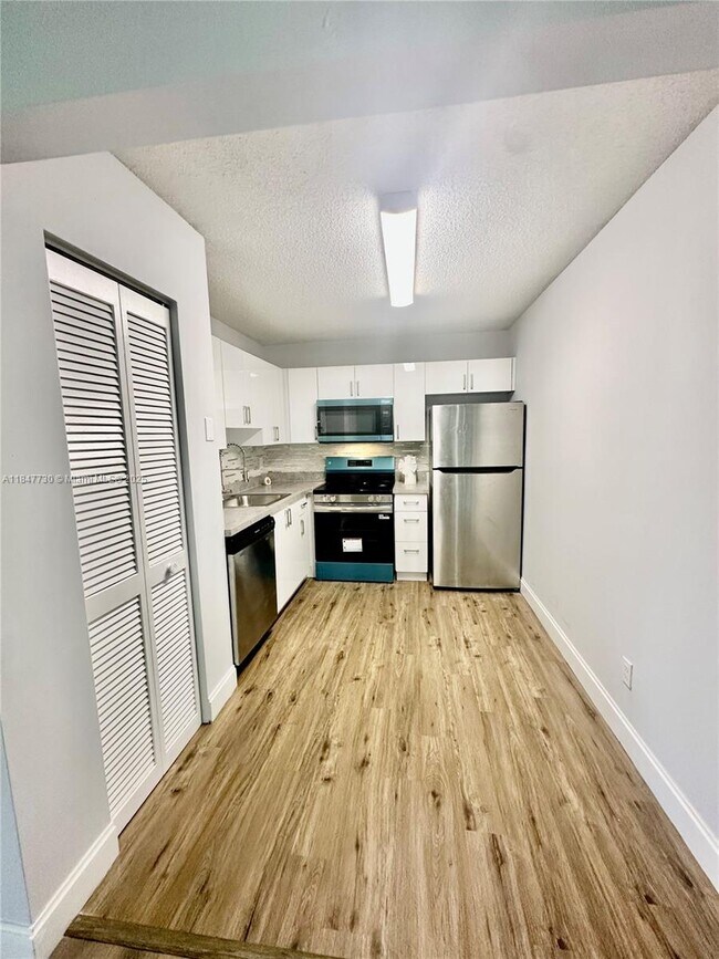 Building Photo - 10722 Royal Palm Blvd