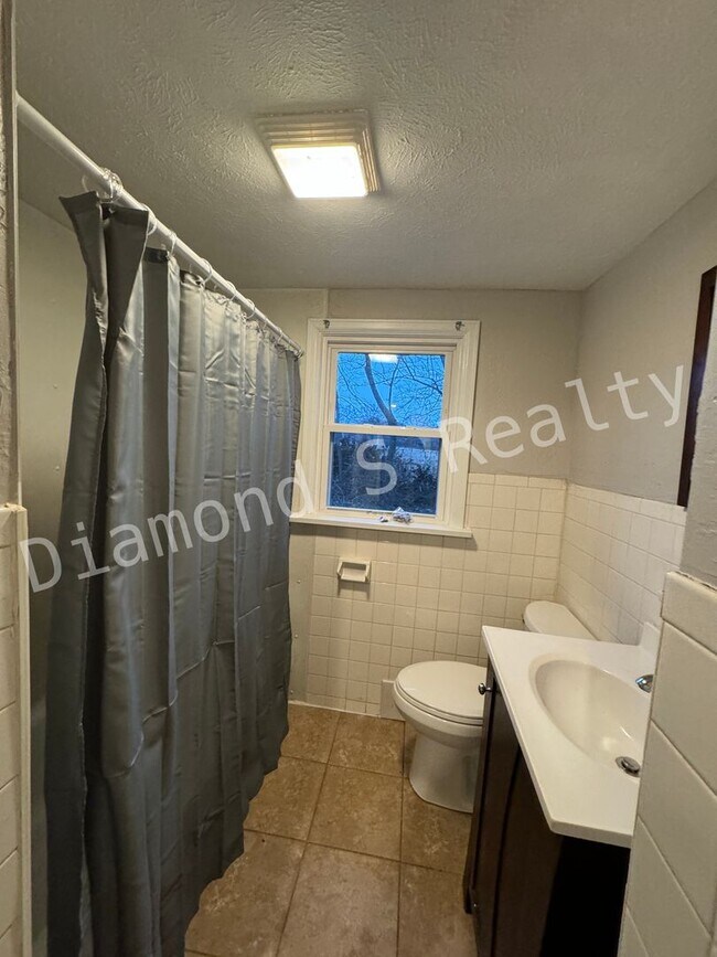 Building Photo - 3435 S Sulgrove Ave