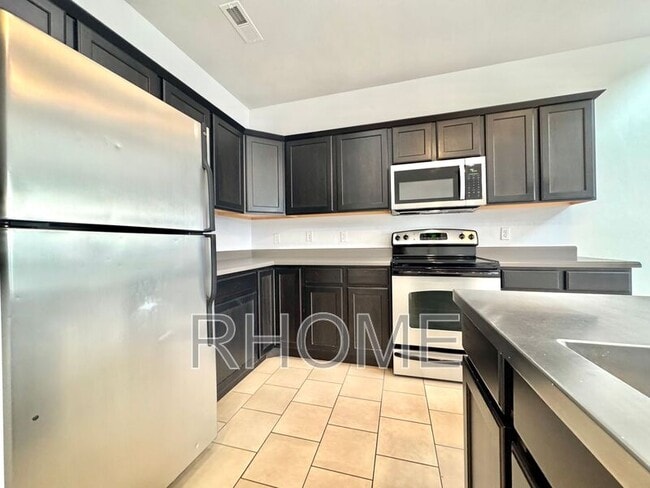 Building Photo - 10384 S Clarks Hill Dr