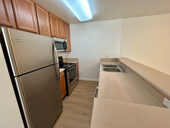 Building Photo - 2 Bed 2 Bath with Remodeled Bathrooms! Wat...
