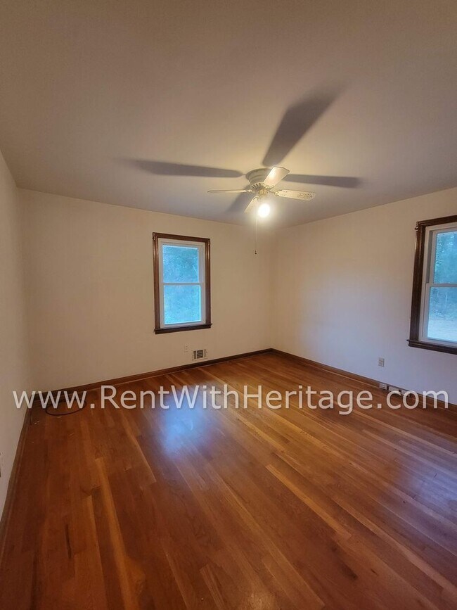 Building Photo - GRAMPA'S BUNGELOW - AWESOME BRICK RANCH WITH FULL UNFINISHED BASEMENT / GREAT LOCATION