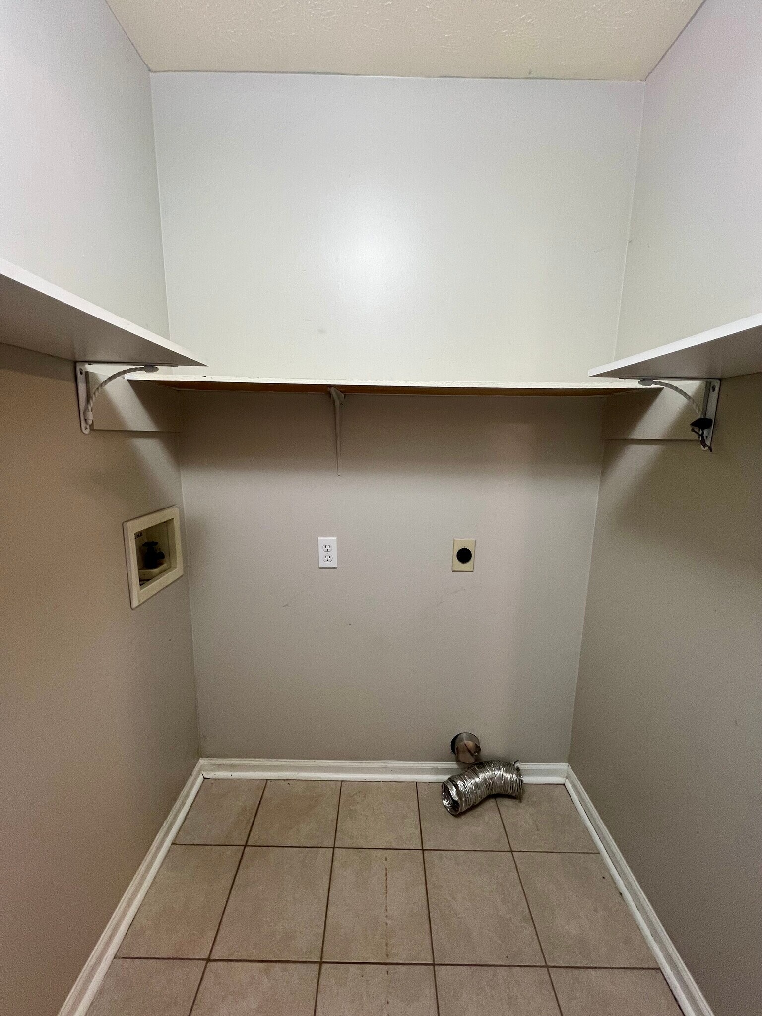 Building Photo - 1402 Hicks Rd