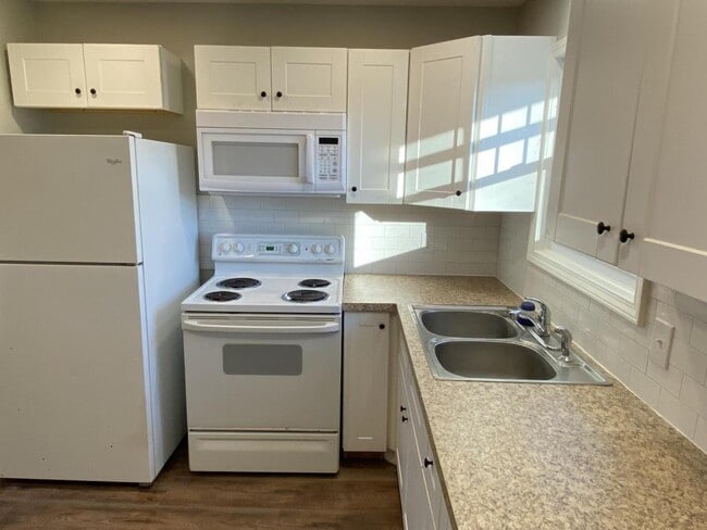 Building Photo - 115 Dogwood