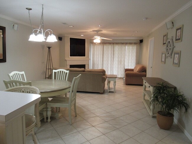 Building Photo - Lakefront 2 bedroom Condo For Rent